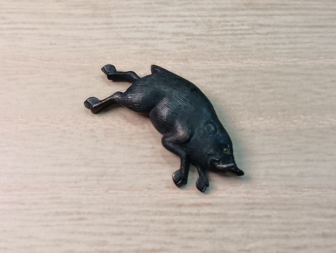 煙草入れ／前金具／猪