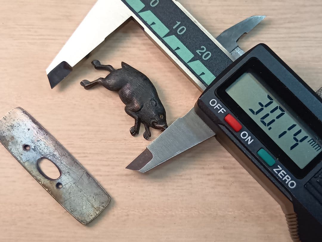 煙草入れ／前金具／猪