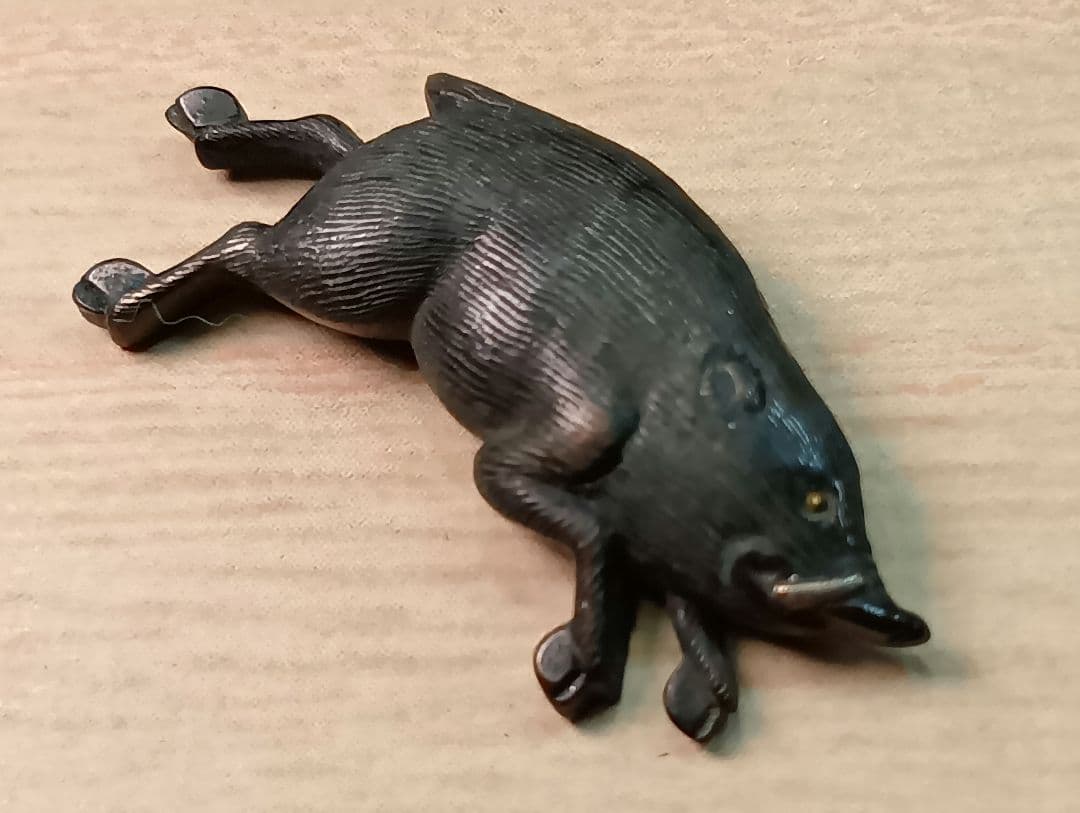 煙草入れ／前金具／猪