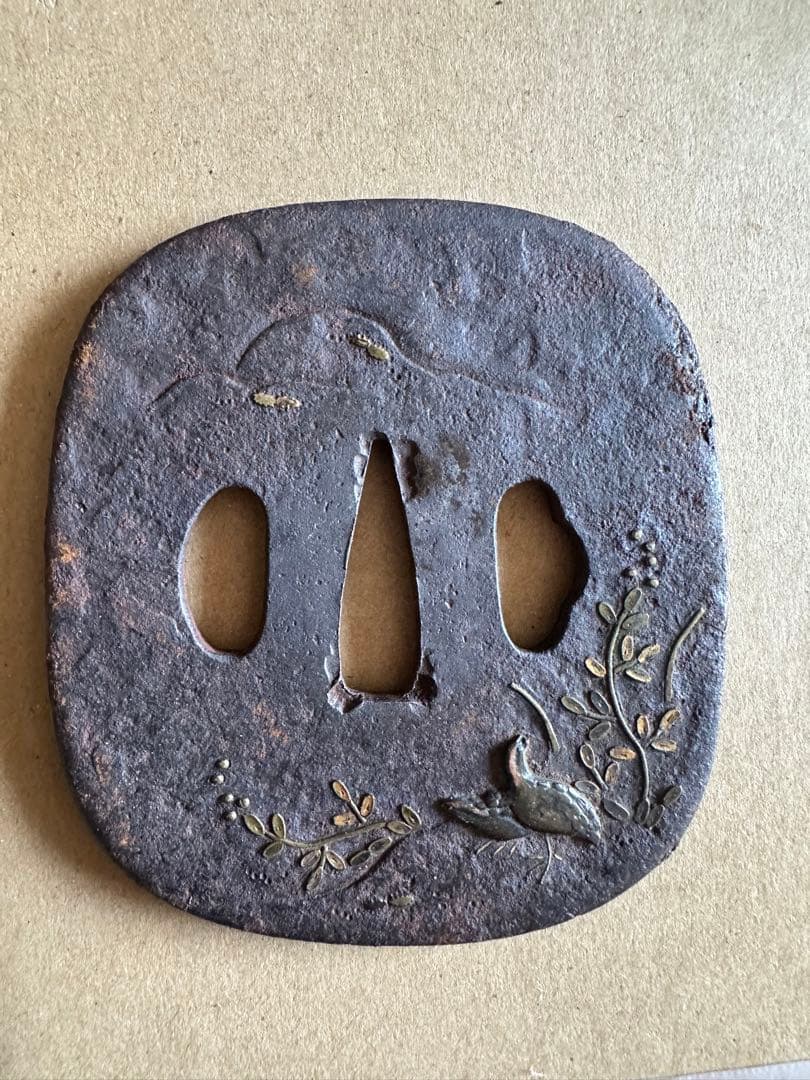 鳥と植物の彫刻 鍔(つば)