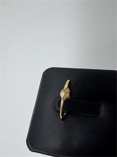 《日本製18金》K18ゴールドリング 放射状彫刻 細身 9号 即日発送