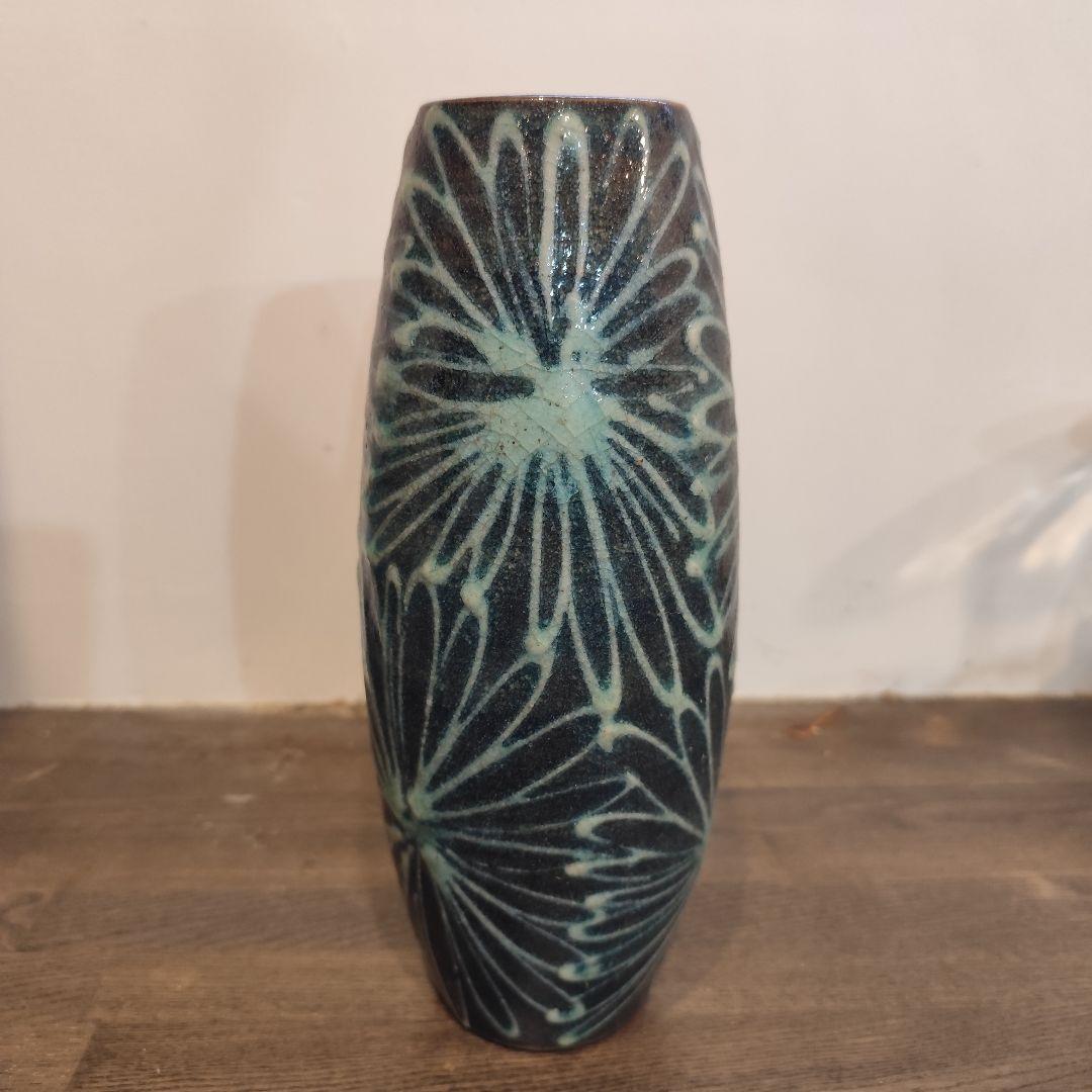 青と緑の花模様陶器花瓶