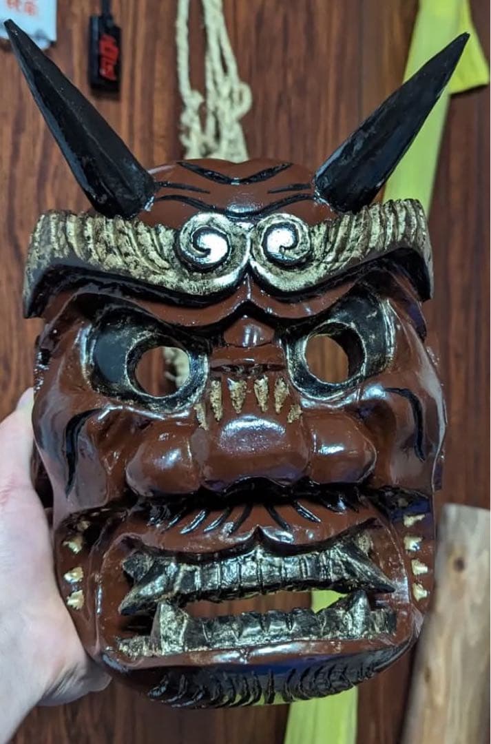 伝統的な木製鬼面