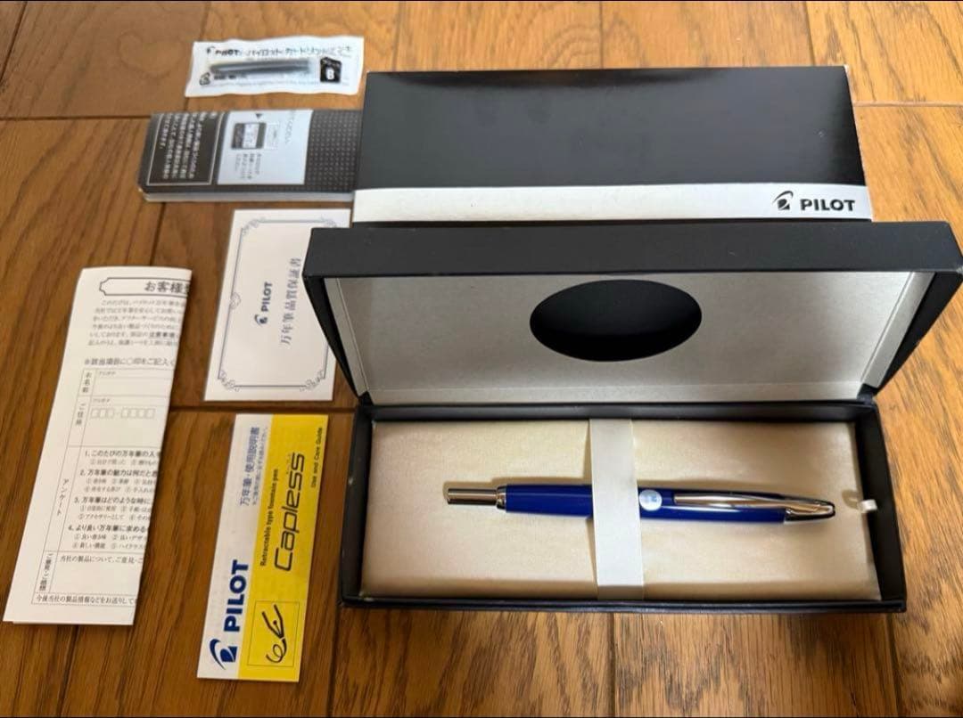 新品未使用　PILOTのキャップレス万年筆、ブラックインク付き、保証書あり。