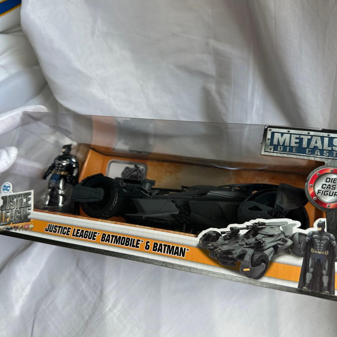 ミニカー 2008 ダークナイト バットモービル&バットマン 1:24スケール