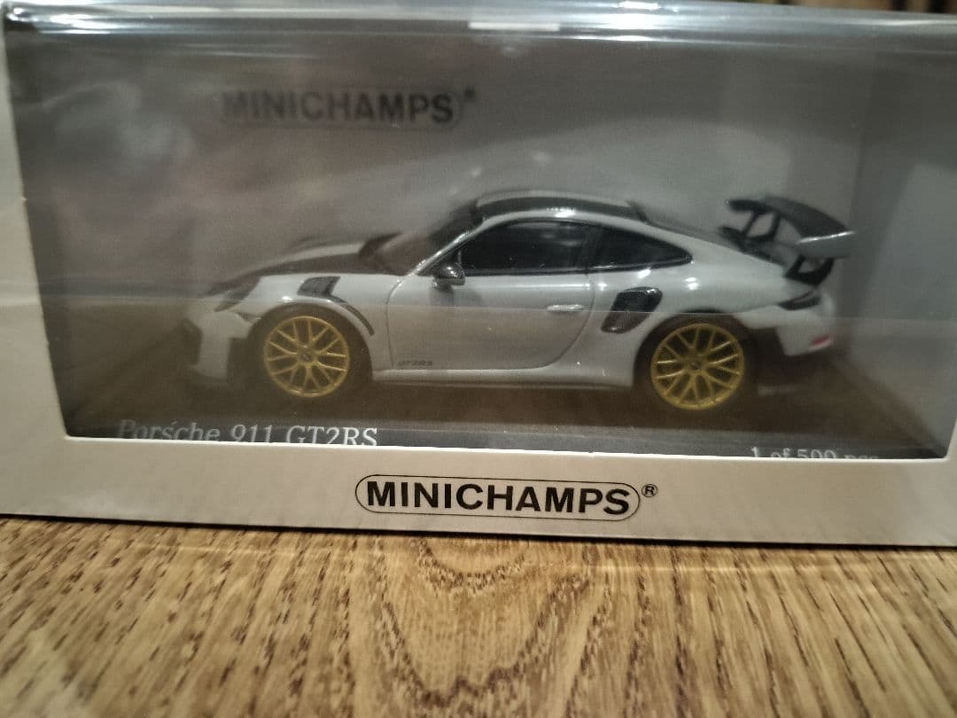 ミニチャンプス ポルシェ911GT2RS 世界限定500台