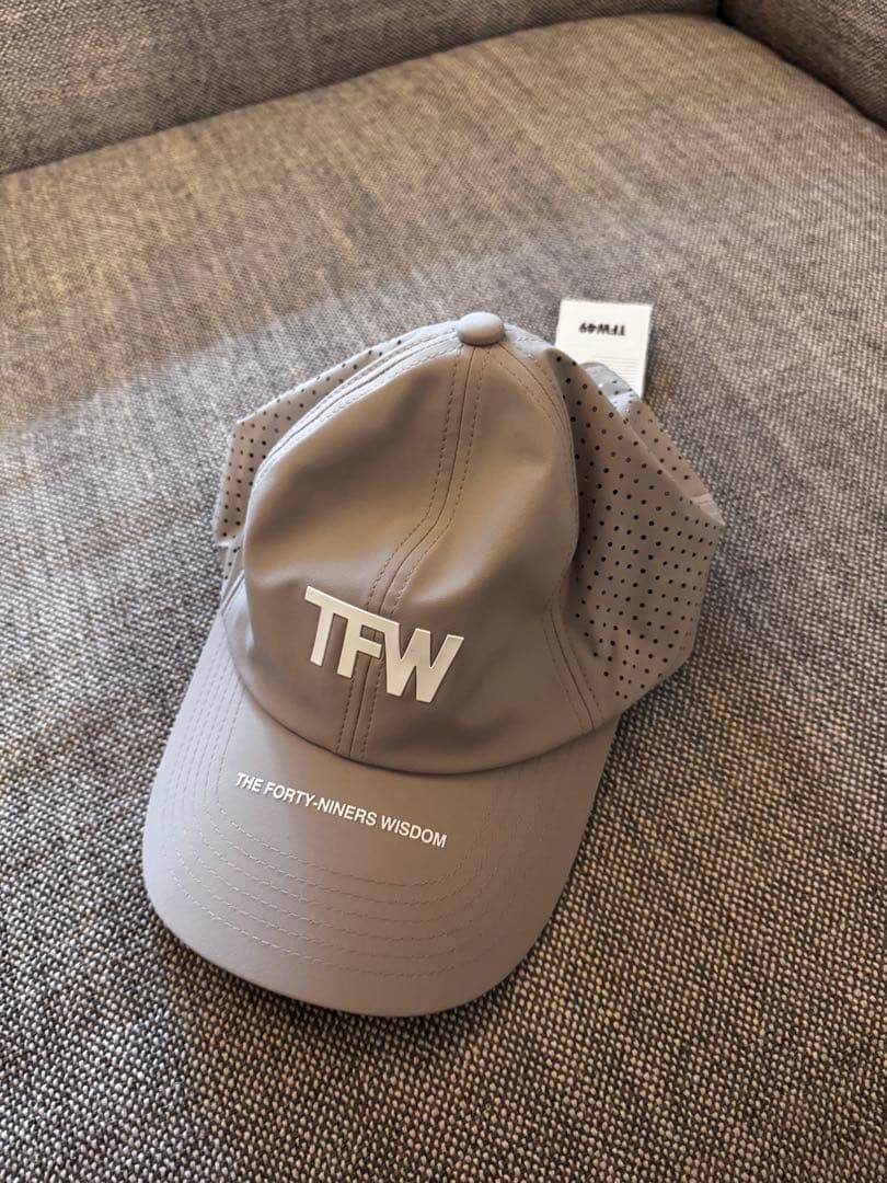 TFW グレー キャップ 通気性メッシュ