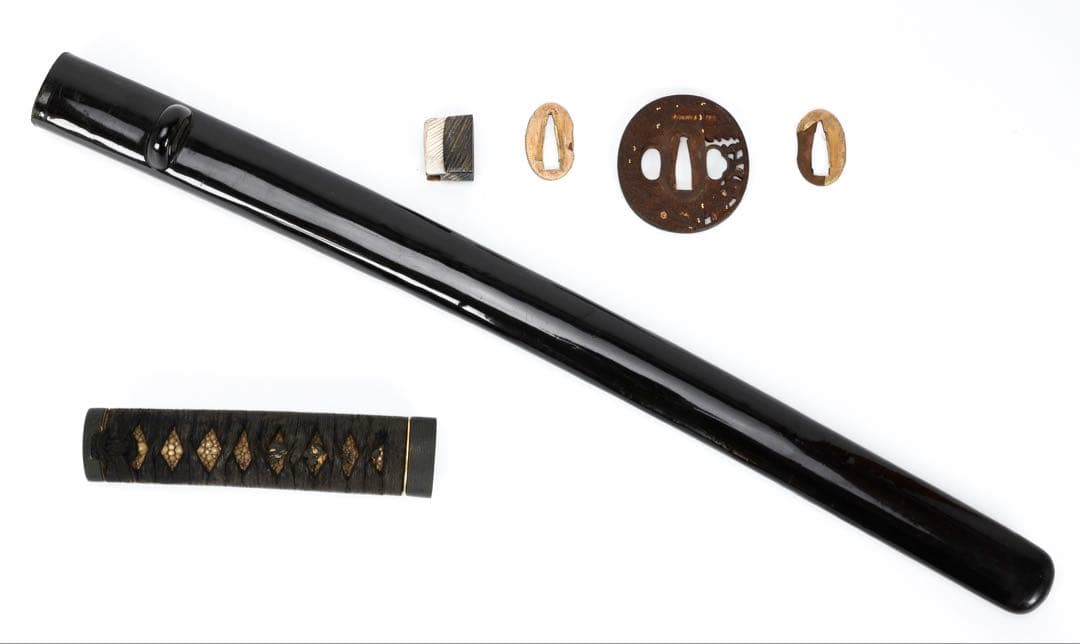 【時代物】日本刀 拵え一式 五種 鮫皮巻 黒呂塗 蜘蛛椿花図 刀装具 武士具