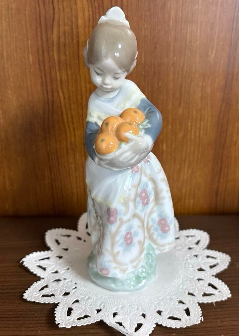 リヤドロ　果物を抱えた少女