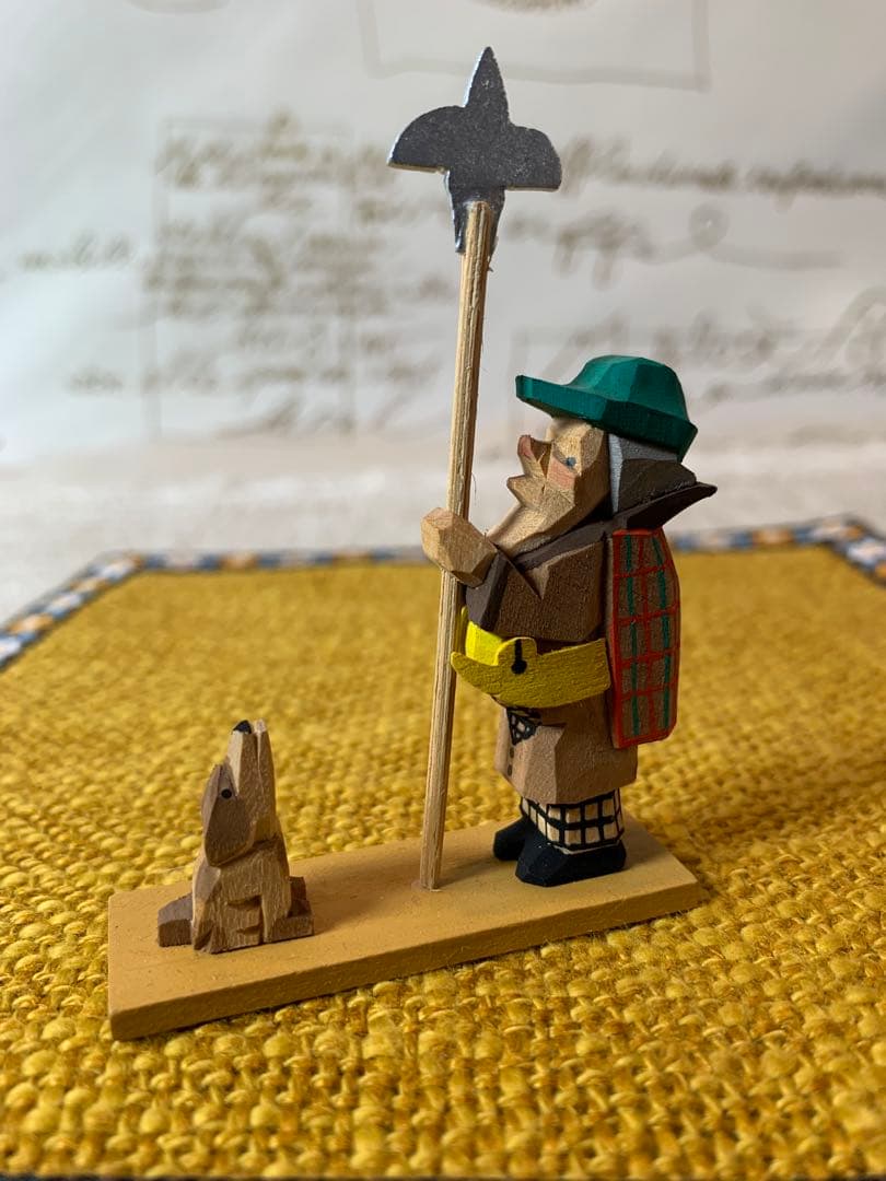 ドイツ製　エルツ山地　ヘルビッヒ工房　木製人形ザイフェン　叔父さんとワンちゃん！