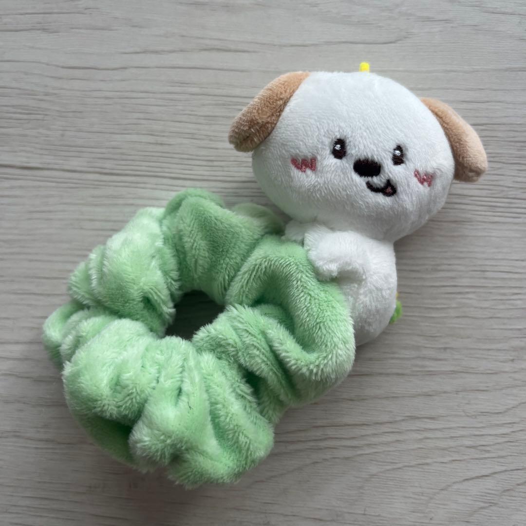 犬のぬいぐるみ付きヘアゴム