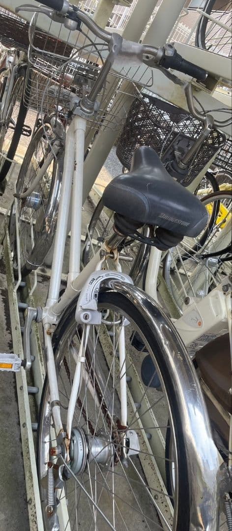 白い自転車 黒いサドル バスケット付き