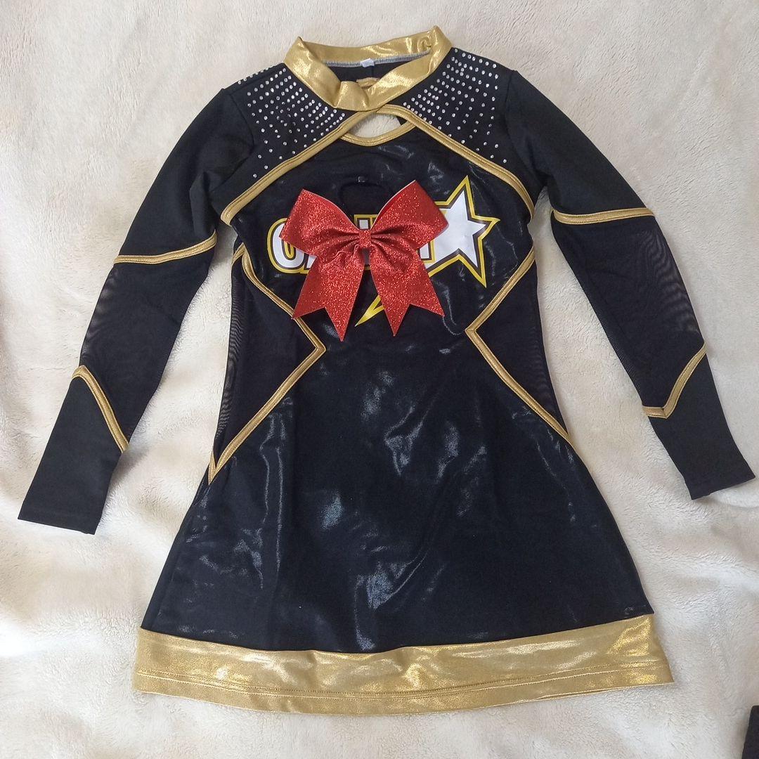 チアリーディングウェア 黒と金 スパンコール付き