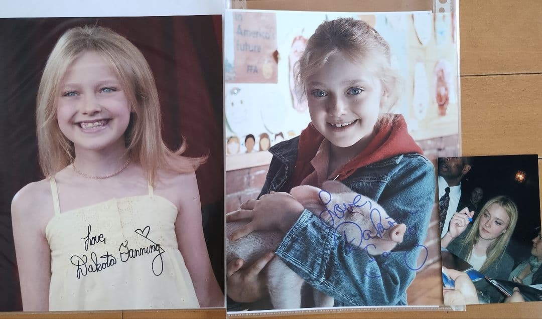ダコタ・ファニング 直筆サイン入り写真２枚 保証書付き(オマケ付き)