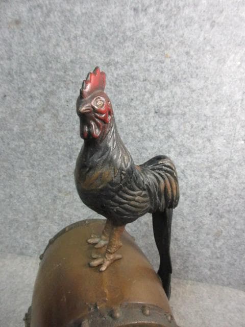鉄製太鼓に尾長鶏置物 [B24963]