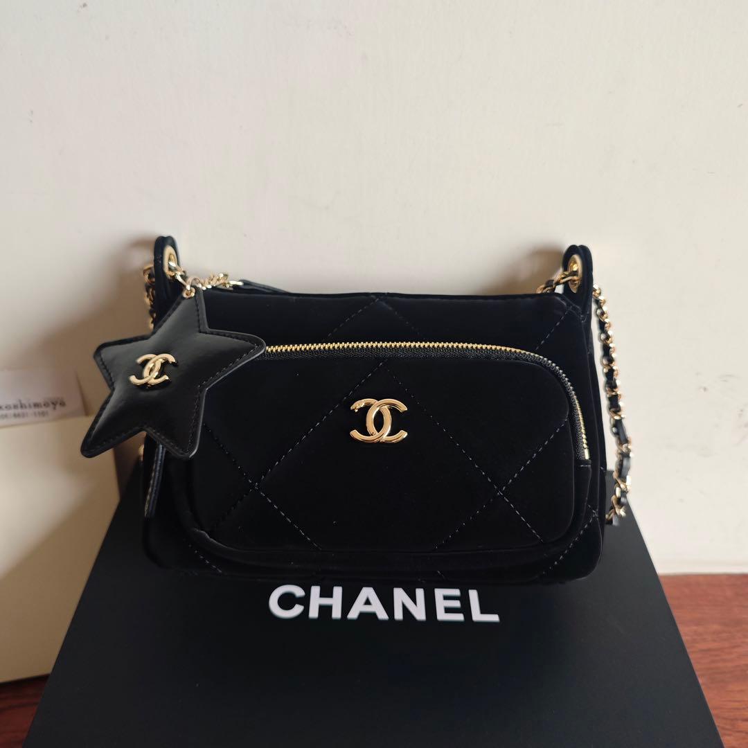 ブラックのキルティングデザイン、星型チャーム付きのショルダーバッグ