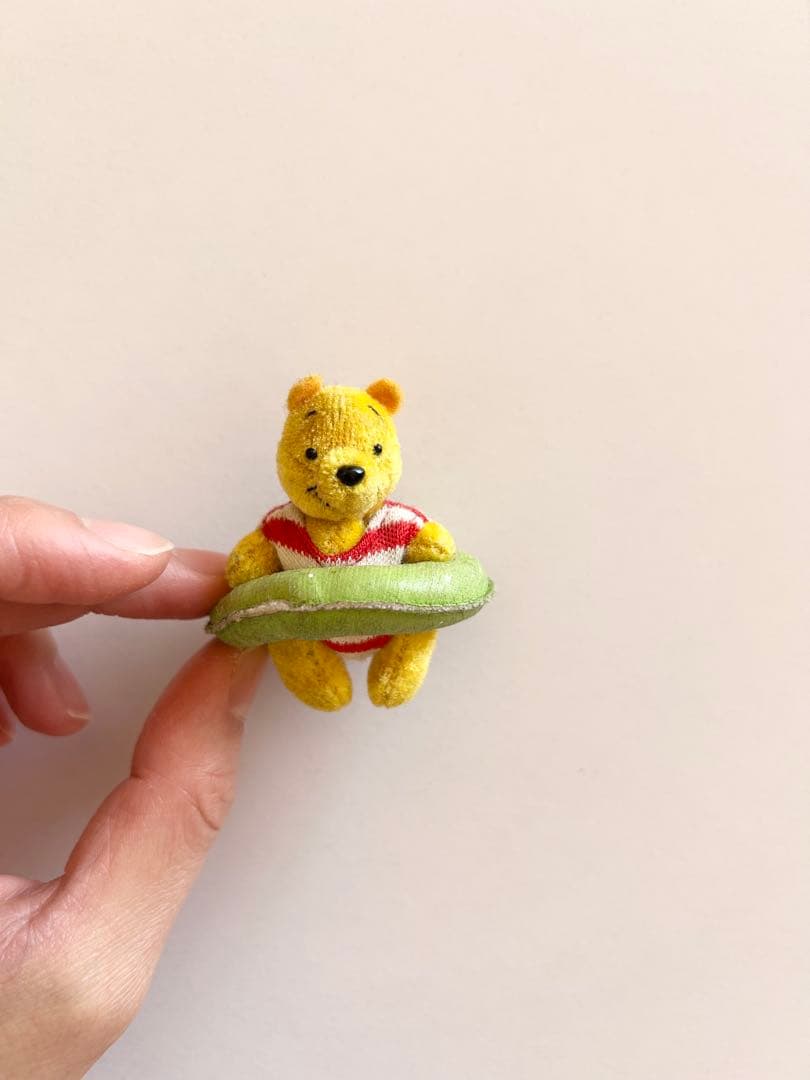 【希少】くまのプーさん 浮き輪付き　ぬいぐるみ　ピンバッジ