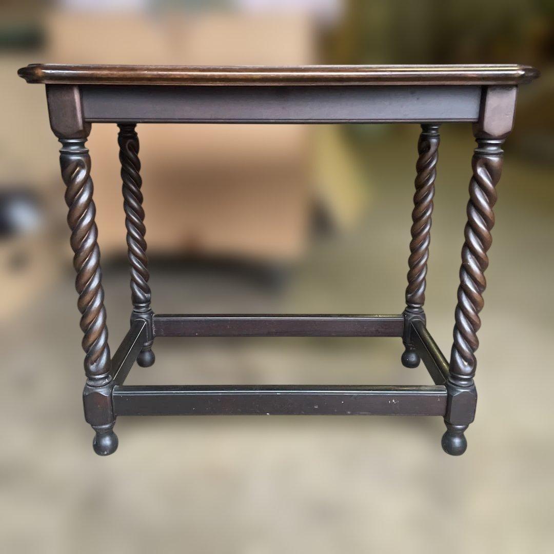イギリスのアンティーク家具　ツイストレッグのオケージョナルテーブル