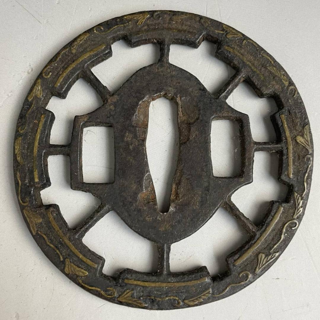 鉄地 透かし彫刻 刀鍔 85g 金工細密彫刻 刀装具 日本刀装具 刀剣美術