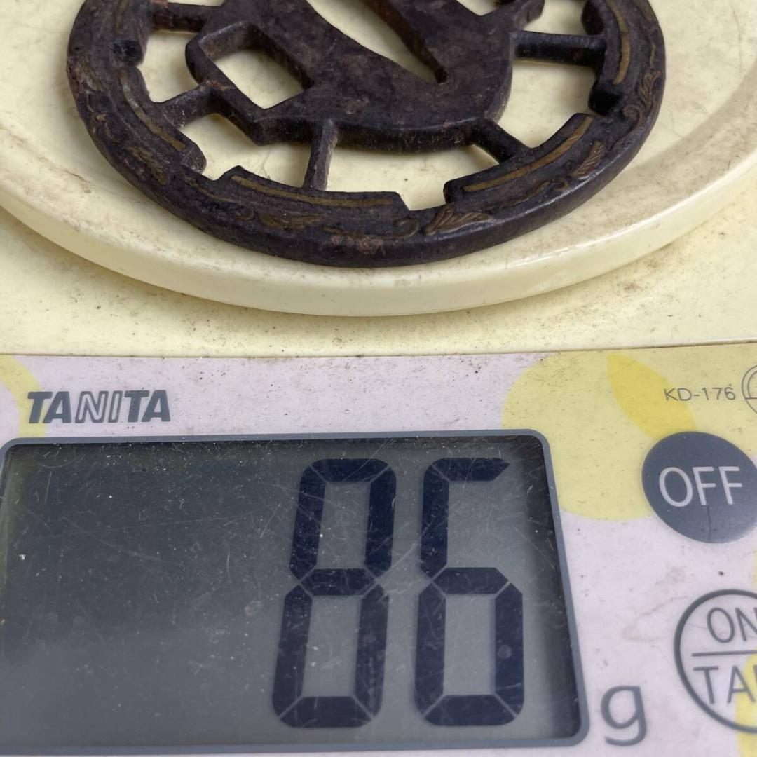 鉄地 透かし彫刻 刀鍔 85g 金工細密彫刻 刀装具 日本刀装具 刀剣美術