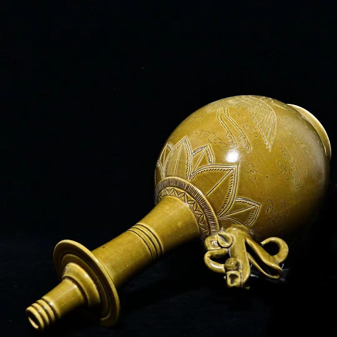 中国古美術・旧蔵の陶磁器鶴模様の静瓶・18x35cm・茶道具・案頭・置物・文房具