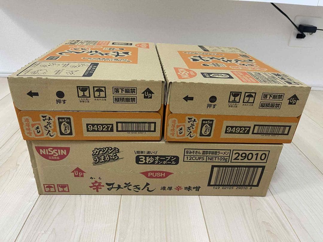 NISSIN 辛みそラーメン とメシみそきん