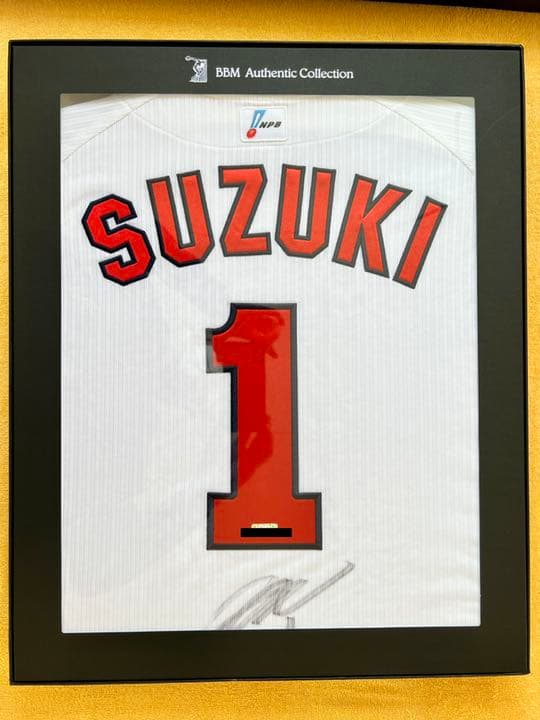 BBM・広島カープ・鈴木誠也・直筆サイン入りユニフォーム