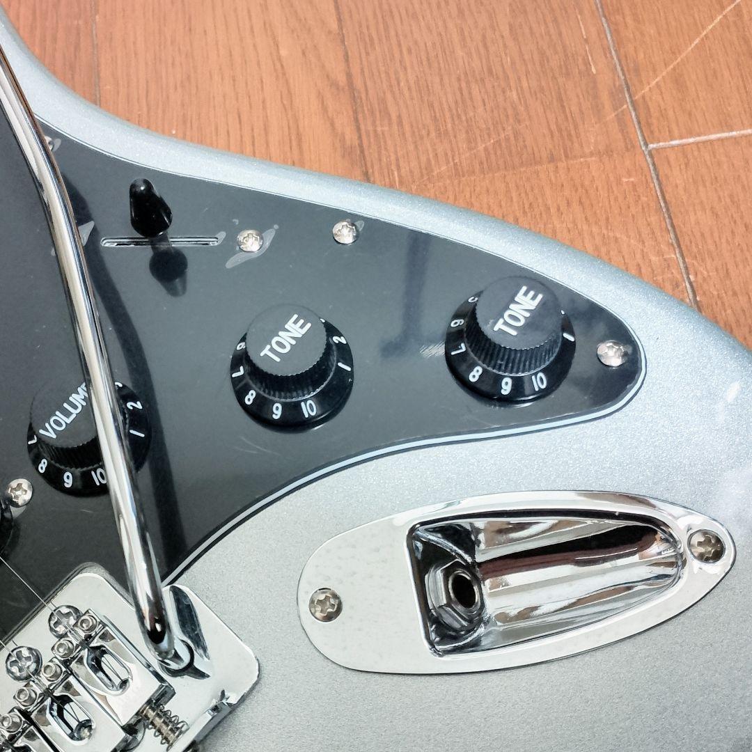 Mavis　ストラトキャスタータイプ　エレキギター　メタリックシルバー