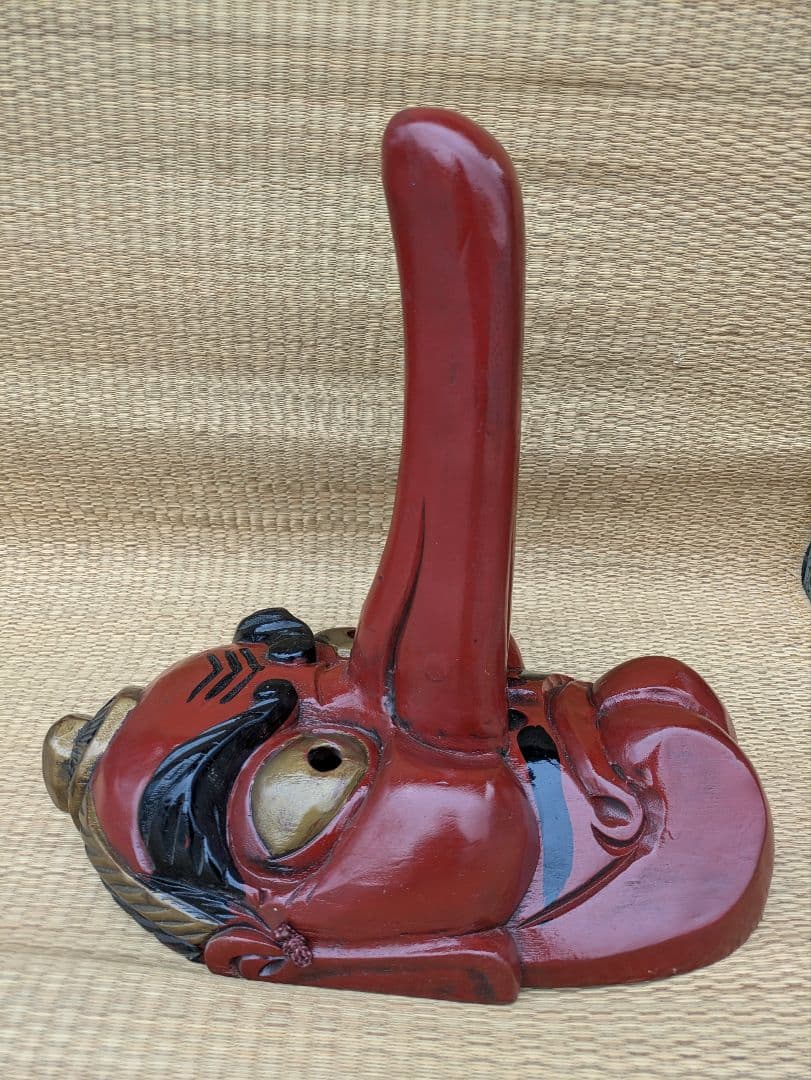 大迫力の天狗面　木製品　壁飾り　程度の良い中古品