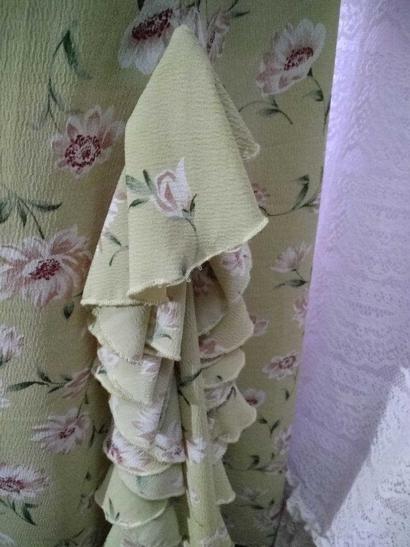 ハンドメイドフラメンコ衣装　やわらかな薄い緑に花縦フリル　優しい印象の一枚