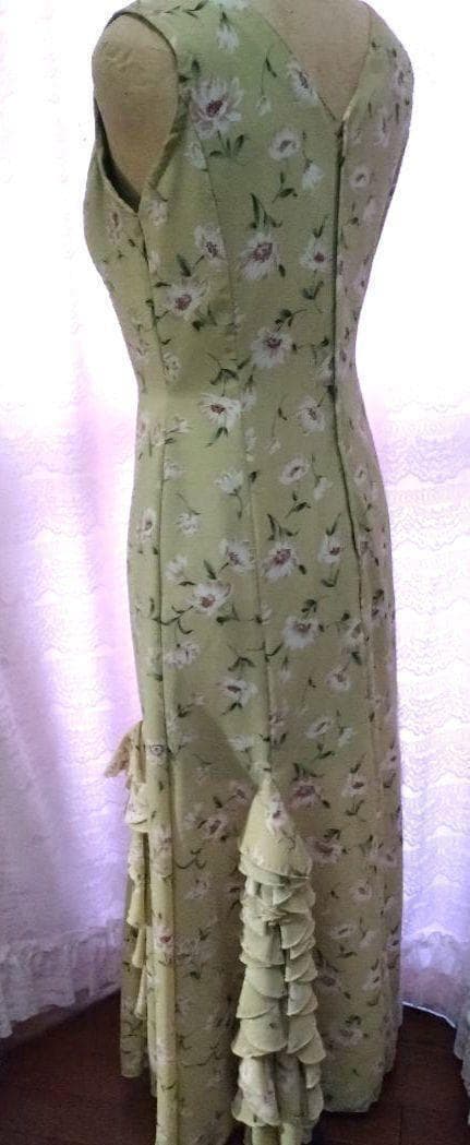 ハンドメイドフラメンコ衣装　やわらかな薄い緑に花縦フリル　優しい印象の一枚