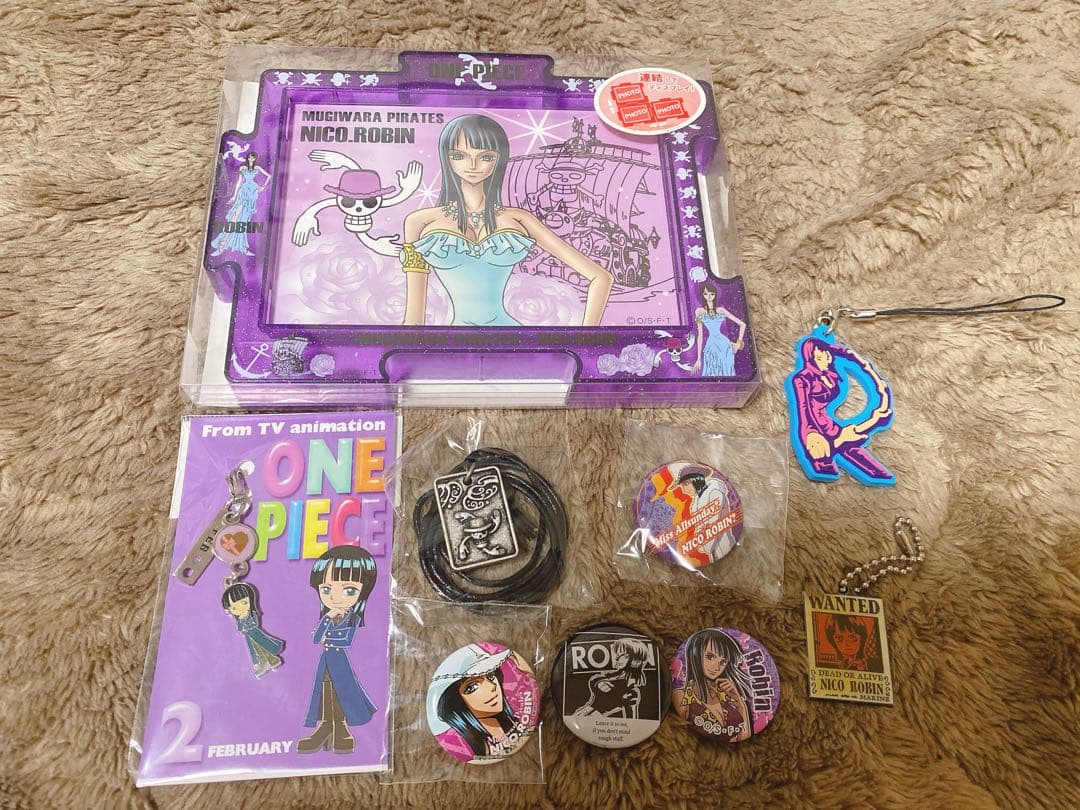 ワンピース　ロビン　グッズ　初期　缶バッジ
