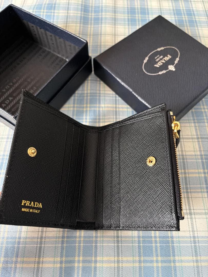 【大人気】Prada 二つ折り財布/箱付き