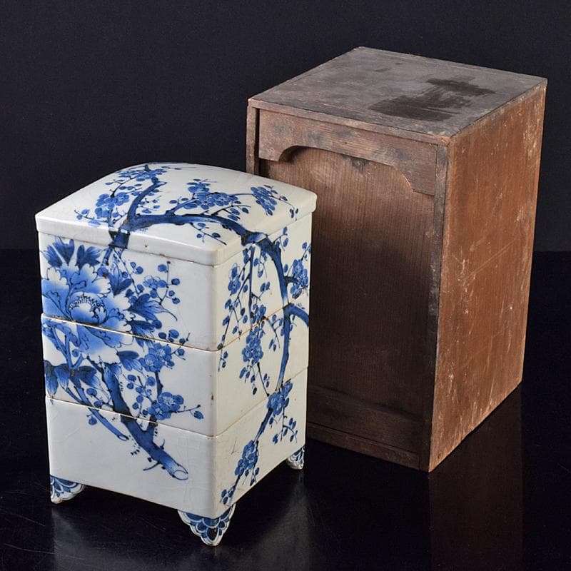 瀬戸焼　古瀬戸　染付　梅牡丹文　四方三段重箱　時代箱付　V　R8582