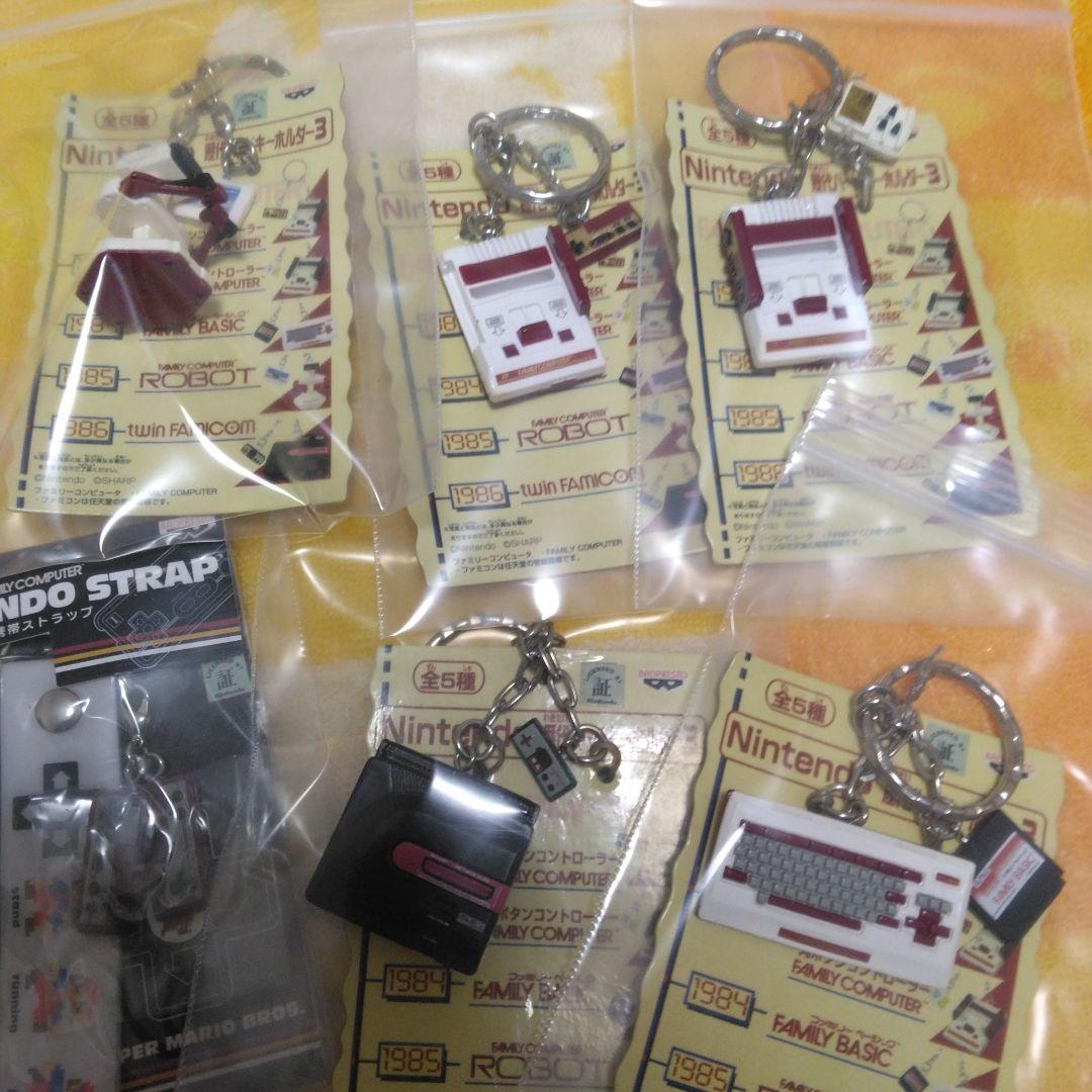 任天堂　ファミコン歴代ハード　キーホルダー 全5種セット　＋1