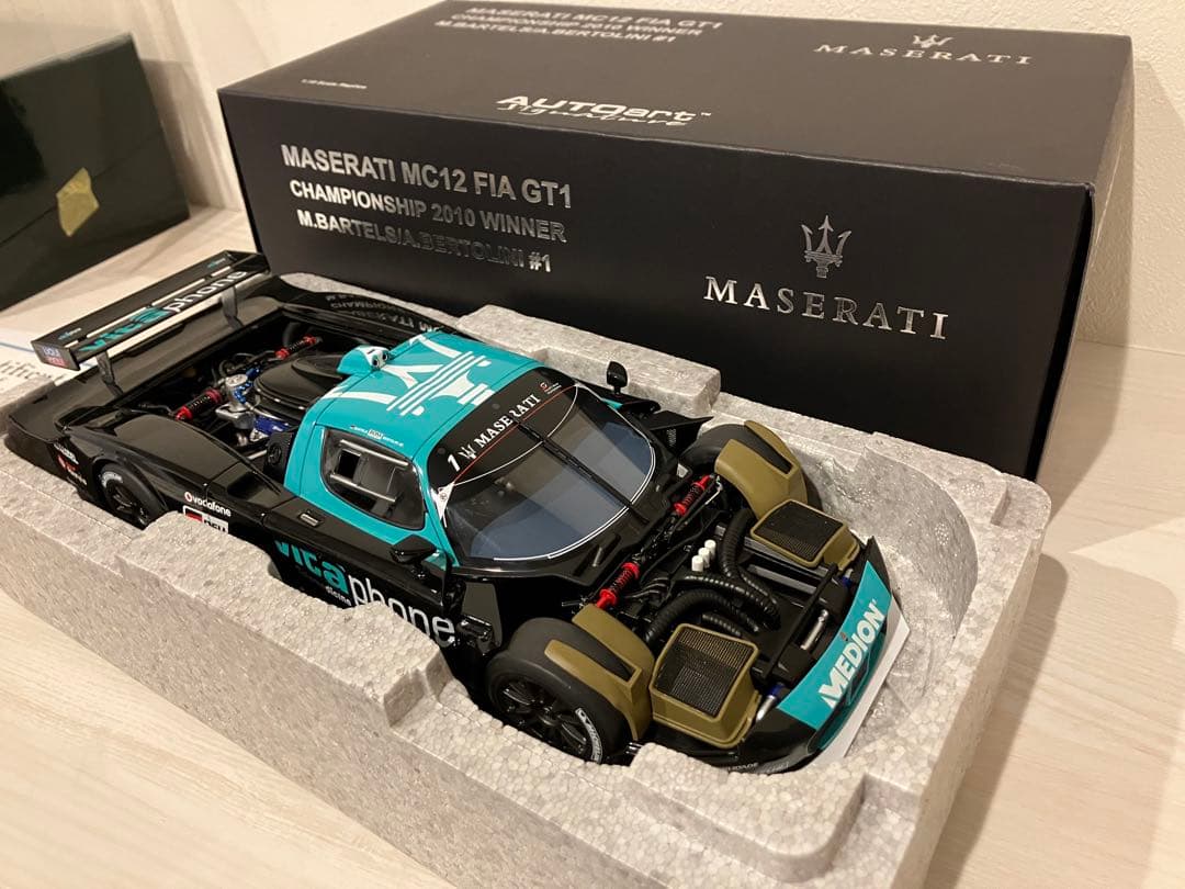 美品　1/18 オートアート マセラティ MC12 FIA GT1 2010