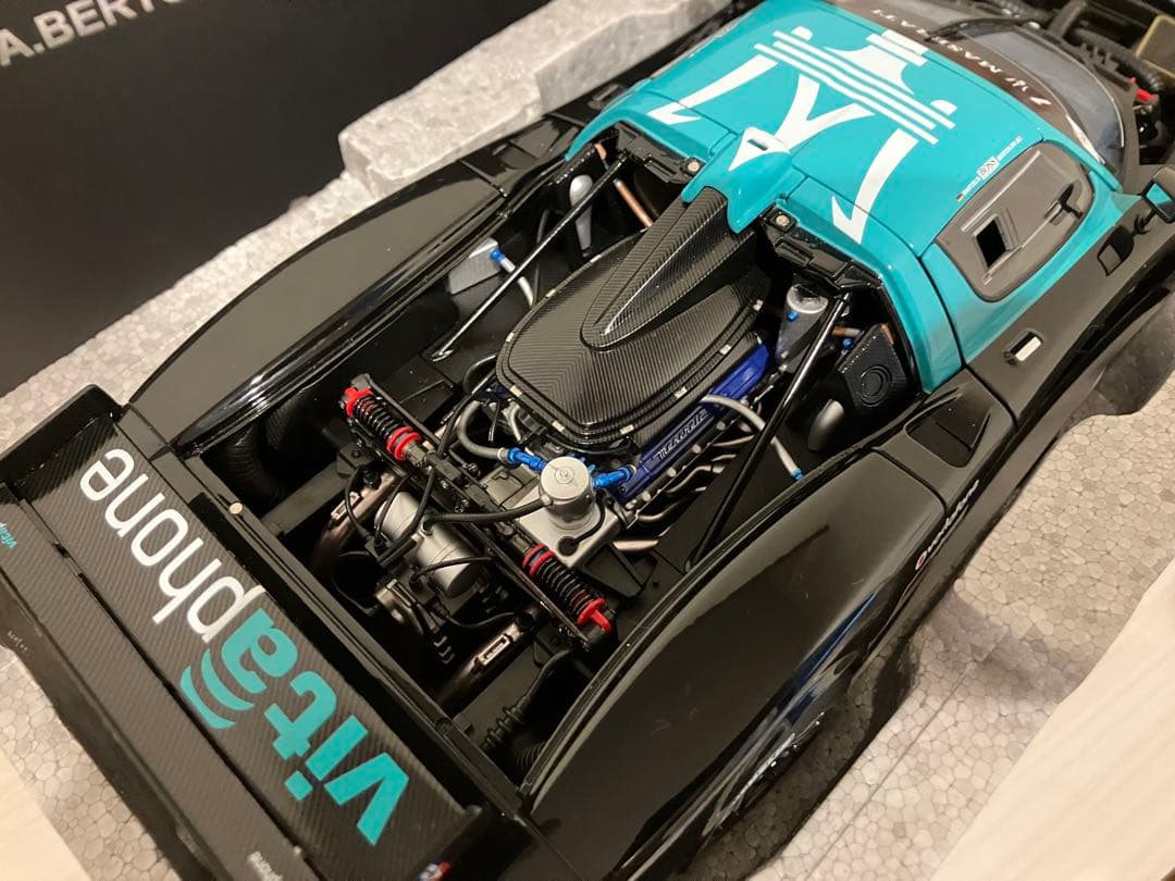 美品　1/18 オートアート マセラティ MC12 FIA GT1 2010