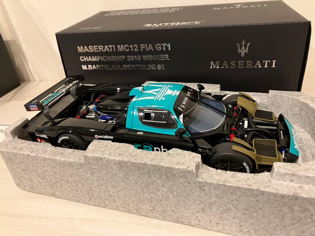 美品　1/18 オートアート マセラティ MC12 FIA GT1 2010