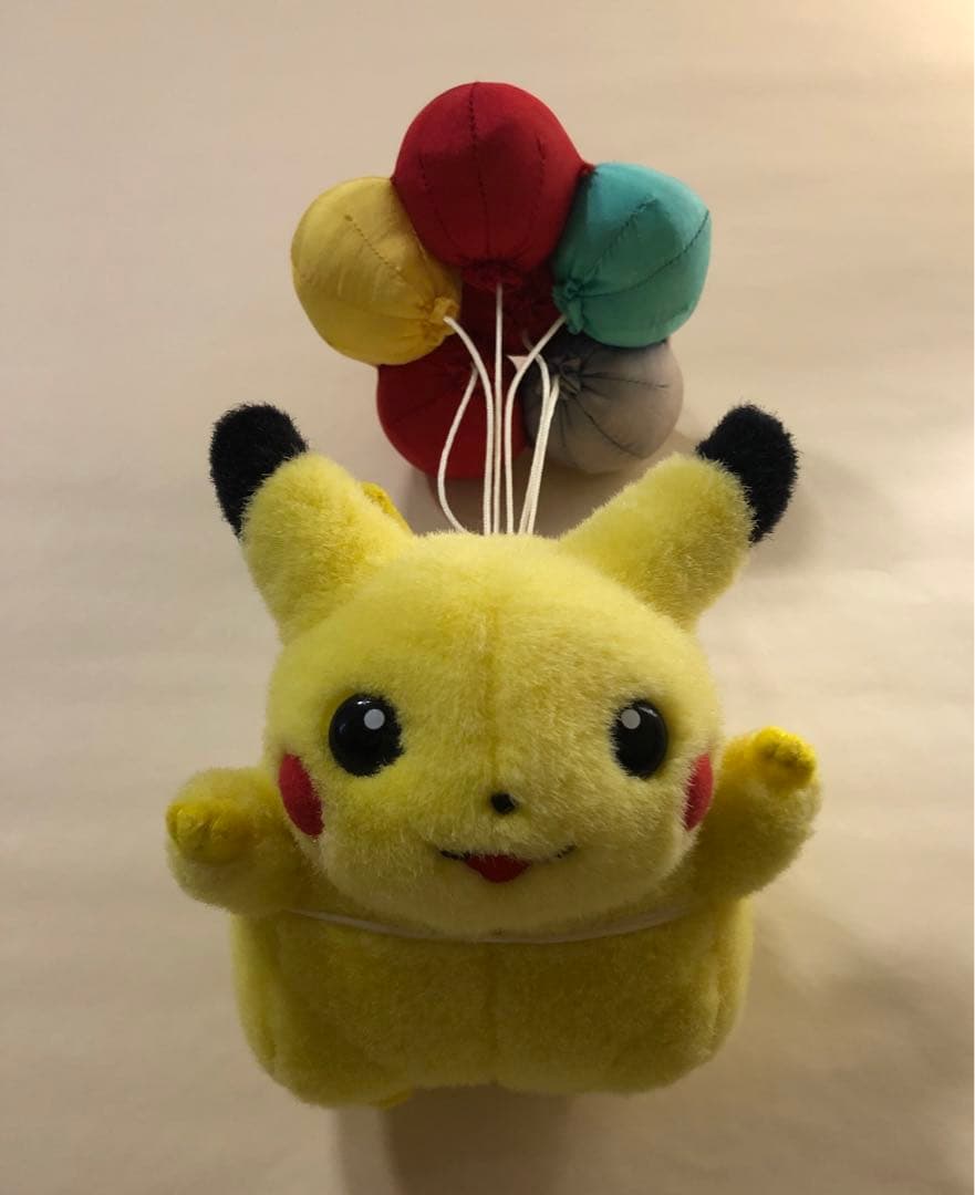 そらとぶピカチュウ　初期のぬいぐるみ TOMY