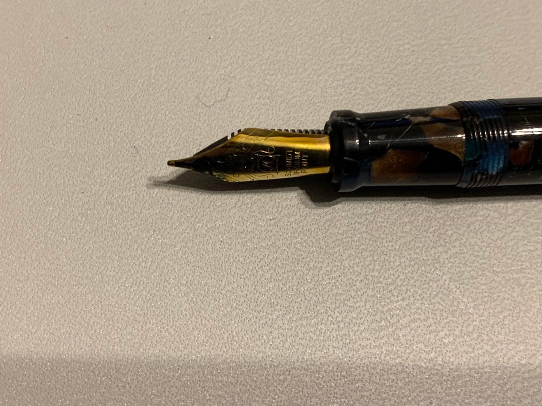 黒と青のマーブル模様 万年筆