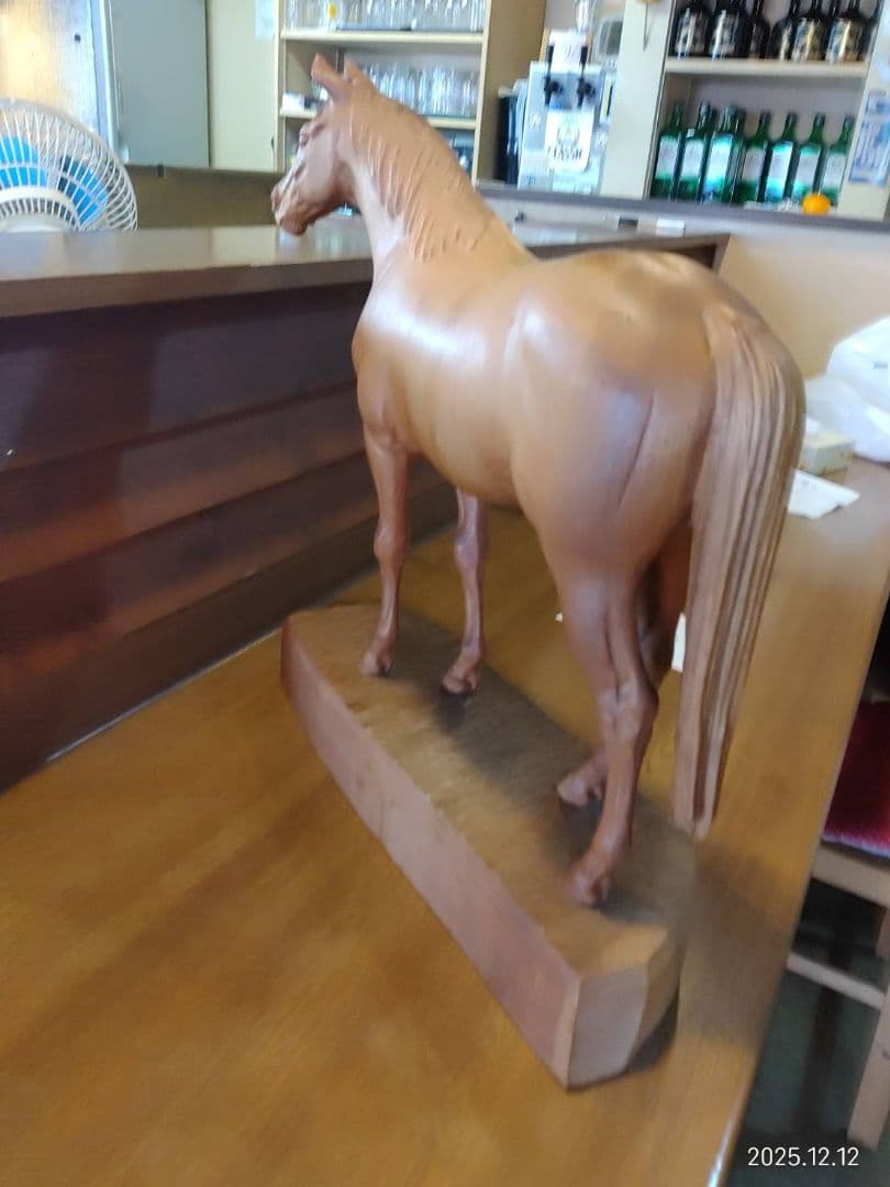 木製馬の彫刻 　古民家から見つけました　滑らかな質感が素敵です