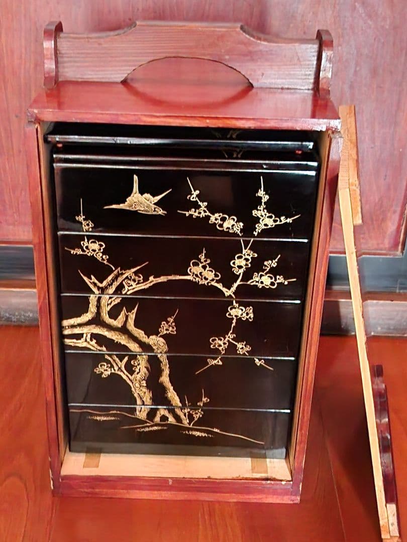 k*o様 蔵出し品！漆器 重箱 金箔装飾 5段　ケース付き