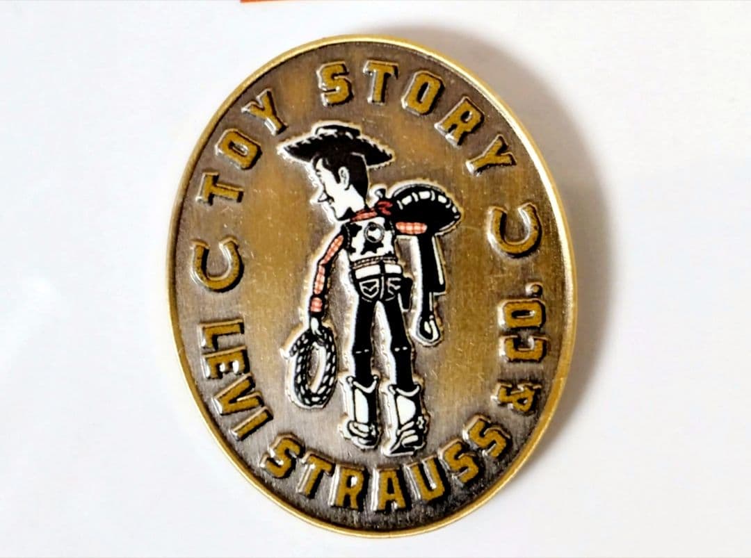 トイストーリー リーバイス ピンバッジ Levi's ウッディ サドルマン