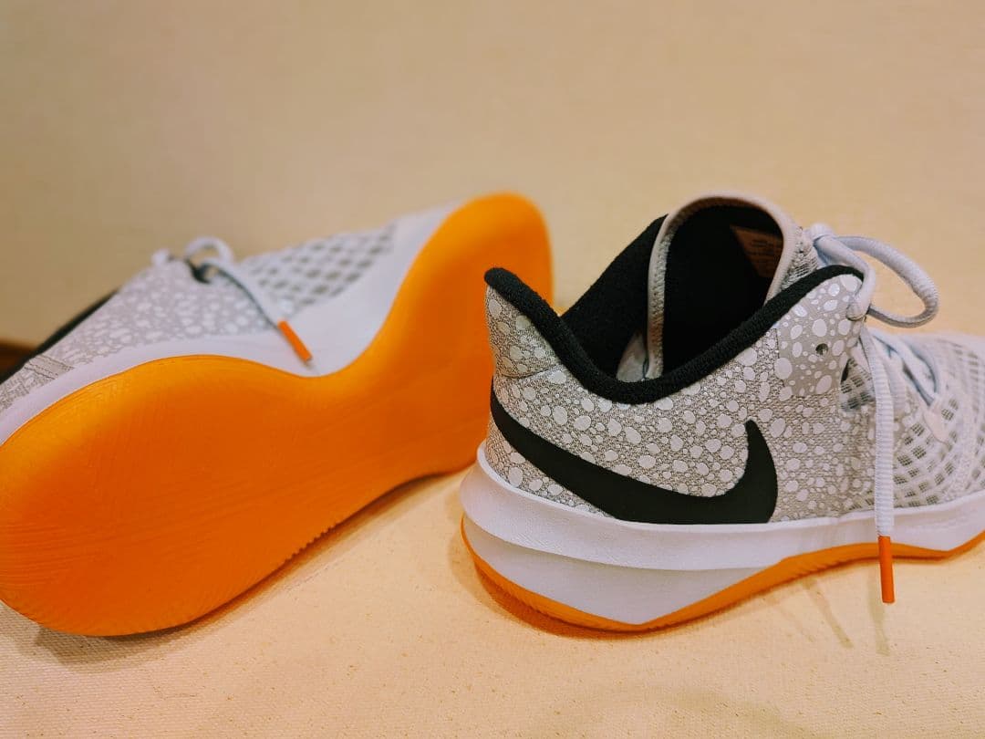 【新品】バレーボールシューズ　27.0cm　NIKE 専用箱有り
