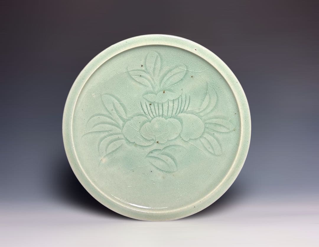 「初期伊万里」青磁箆彫椿文三足皿