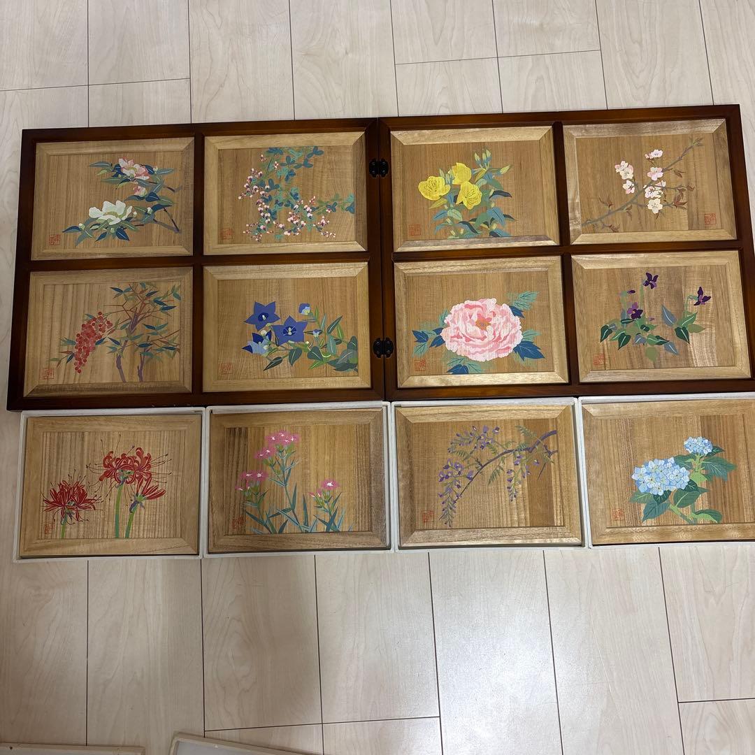 二枚折り屏風/桐板に12枚の草花