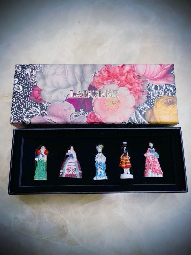 ❣️入手困難ラデュレ ラクロワコラボフェーヴガレットデロワ