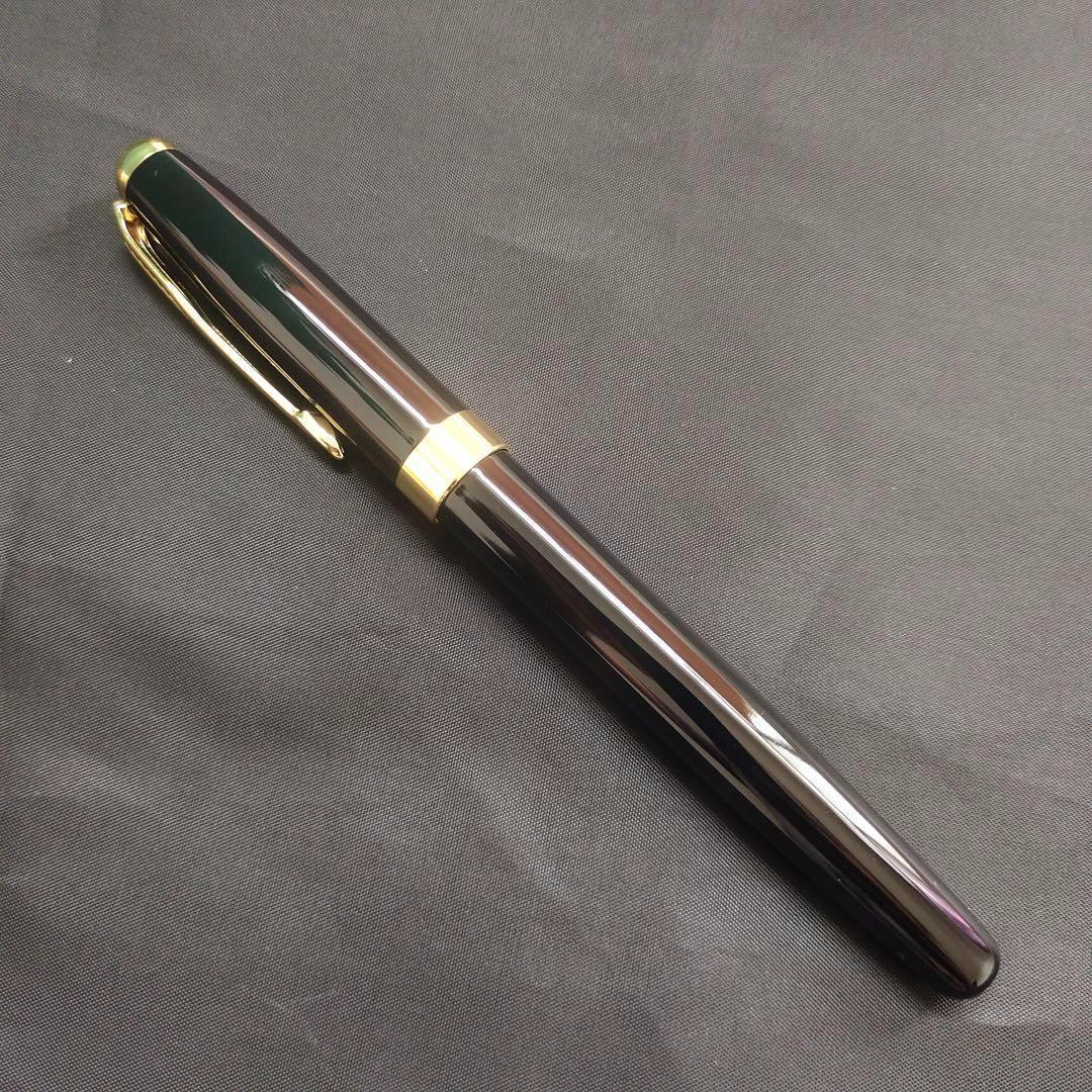 @黒い万年筆 金メッキ装飾