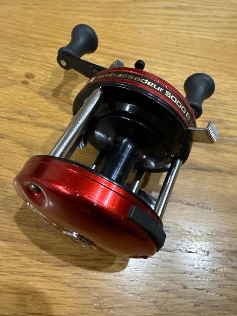 アブガルシア Ambassadeur 5000B ベイトリール（レッド）