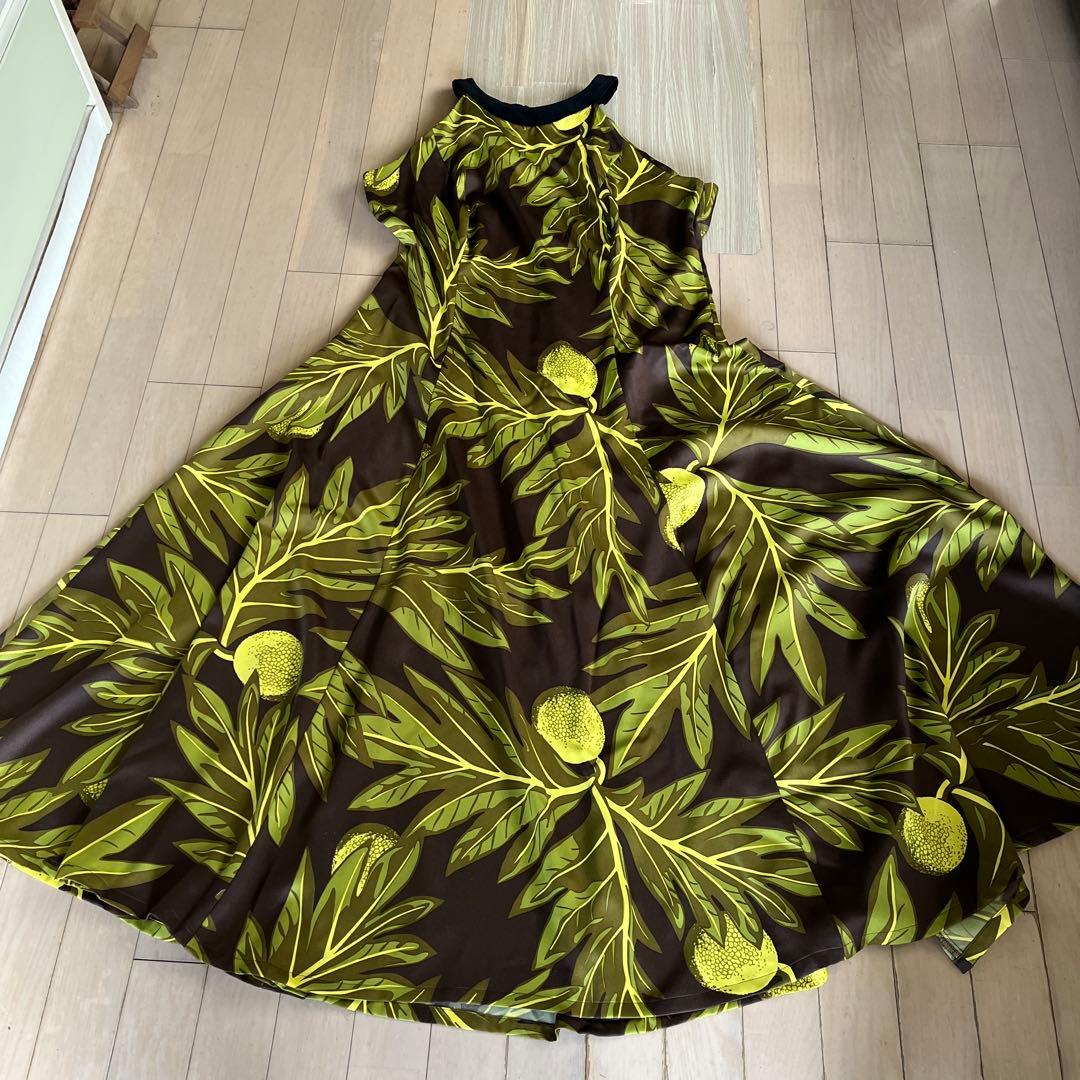 メネフネ フラダンスドレス ブラウンとイエローの葉柄